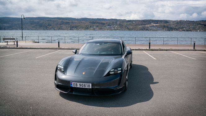 Porsche Taycan er ikke et helt uvanlig syn, men de færreste har «Turbo S» på baken. Foto: Eirik Helland Urke