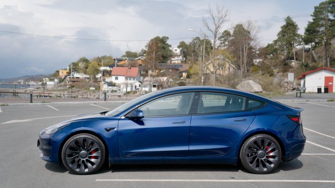 Tesla Model 3 er et særdeles vanlig syn. Det er spoileren, bremsene og hjulstørrelsen som avslører at det er en ekstra sprek variant. Foto: Eirik Helland Urke