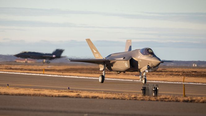 De tre norske F-35A-flyene mellomlandet på Keflavik 14. mars da de var på vei fra Ørland til Luke for å kunne brukes til utdanning av nye kampflygere. Foto: Ole Andreas Vekve/ Forsvaret