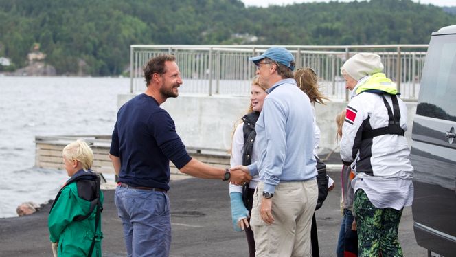 Bill Gates og kona Melinda Gates med barn var på Norges-besøk i 2013. Da de reiste ut av landet ble de fulgt til flyplassen i båt av kronprinsfamilien som de var på besøk hos. Her sammen med kronprinsfamilien. Foto: Tor Erik Schrøder/NTB Scapinx