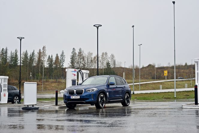 IX3 lader ved Ionity Dal. Foto: &nbsp;Mathias Klingenberg