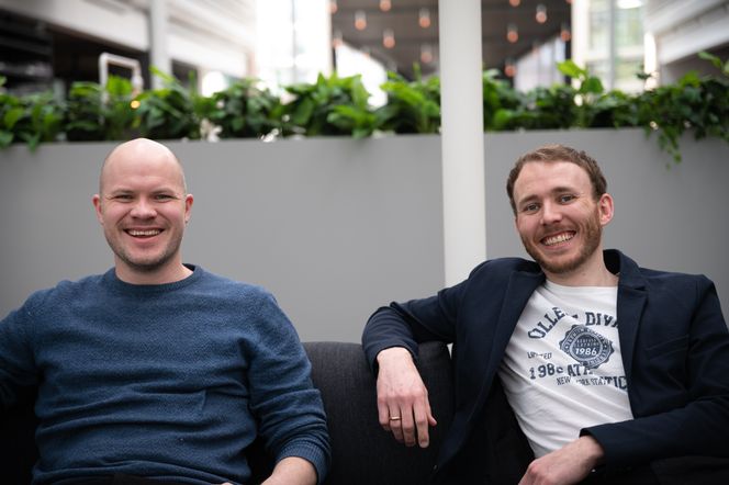– Det er en stor glede å kunne få bruke sin utdannelse til å transformere industrien, sier teknisk direktør Sigmund Andenes (t.v). Her sammen med medgründer Paul Amunden. Foto:  Retyre