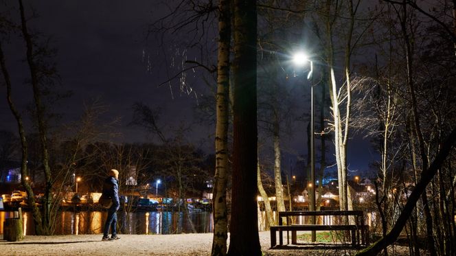 Lysene langs denne turstien ved Glomma i Fredrikstad slår seg på i mørket bare når noen beveger seg langs stien. Foto: Comlight