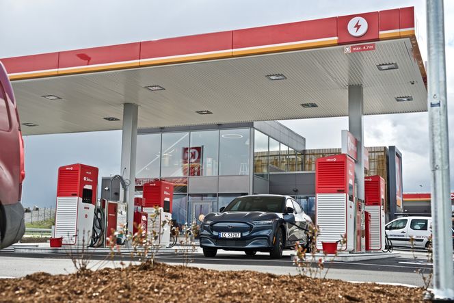 EU-kommisjonen foreslår at for hvert elektriske lette kjøretøy som registreres, skal 1 kW tilbys via offentlig tilgjengelige ladestasjoner. For hver lette plug-in-hybridbil skal det tilgjengeliggjøres 0,66 kW kapasitet. Elbilforeningen tror Norge kan ligge omtrent på kravet i dag. Foto:  Mathias Klingenberg 