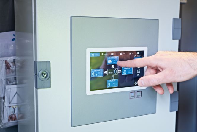 Styringssystemet forteller at solcellene genererer nesten 13 kW mens bildet blir tatt. Foto:  Mathias Klingenberg