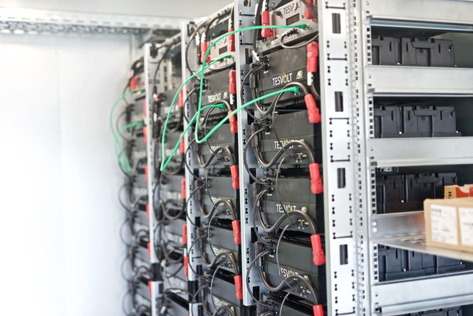 Rundt 40 moduler på rundt 5 kWh av merket Tesvolt skal jevne ut effekttoppene ved stor ladepågang. Foto:  Mathias Klingenberg