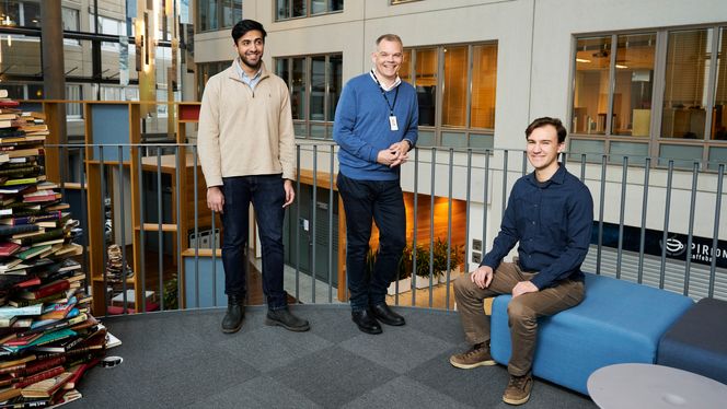 Odd Sandbekkhaug har rekruttert flere NTNU-studenter som jobber som utviklere i Infiniwell – her sammen med Tobias Meyer Andersen og Dilawar Mahmood. Studentene blir deltidsansatt i bedriften. Foto:  Ole Martin Wold