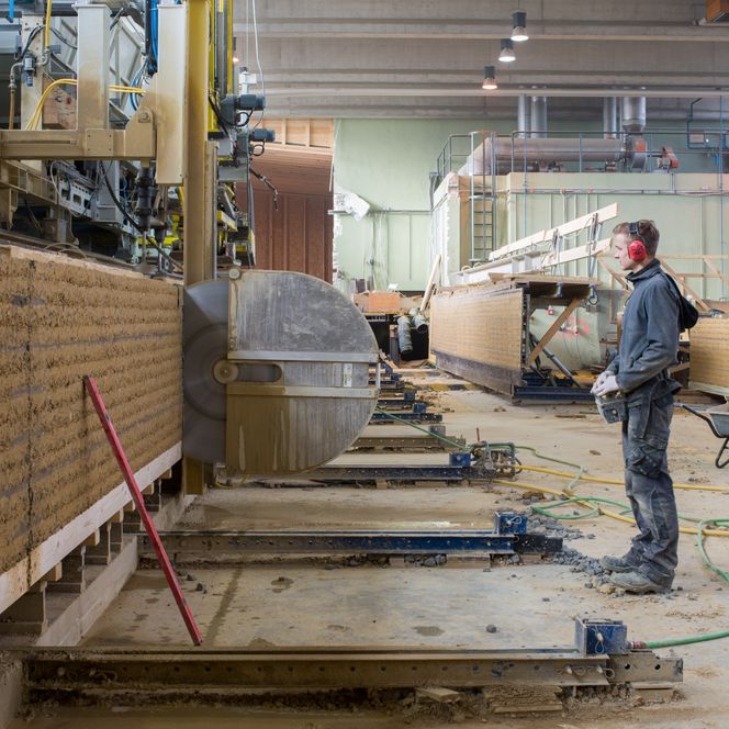 Kapping av veggpaneler på fabrikken Erden i Østerrike. Foto:  Hanno Mackowitz / Emmanuel Dorsaz