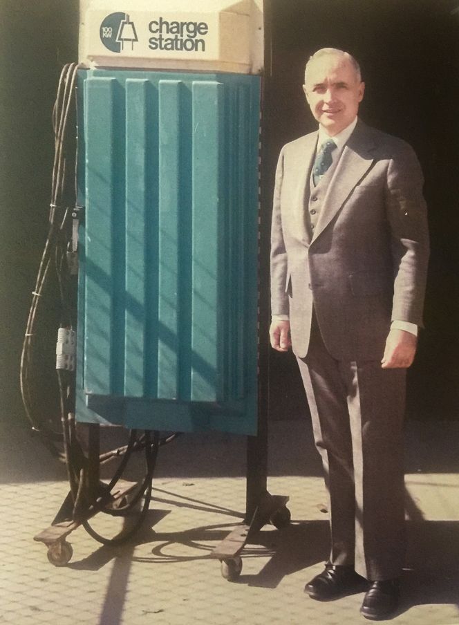 Robert R. Aronson ved en av sine hurtigladestasjoner. Foto: Pressefoto fra EFP