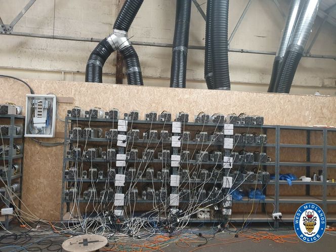 Anlegget i Sandwell, England, hvor kriminelle utvant kryptovaluta med stjålet elektrisitet. På toppen sees deler av kjøleanlegget. Foto: West Midlands Police