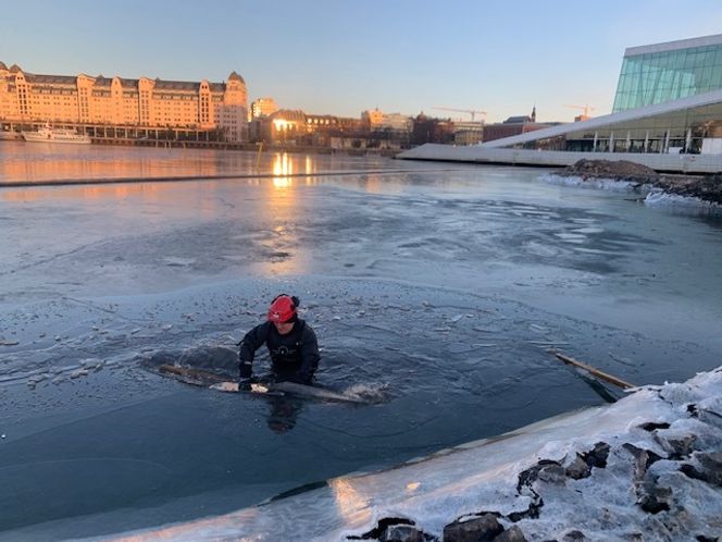 En egen patent i form av en slags overdimensjonert ishammer av trevirke ble laget for å daglig hakke hull i isen utenfor den kommende Operastranda. Foto: Braathen Landskapsentreprenør