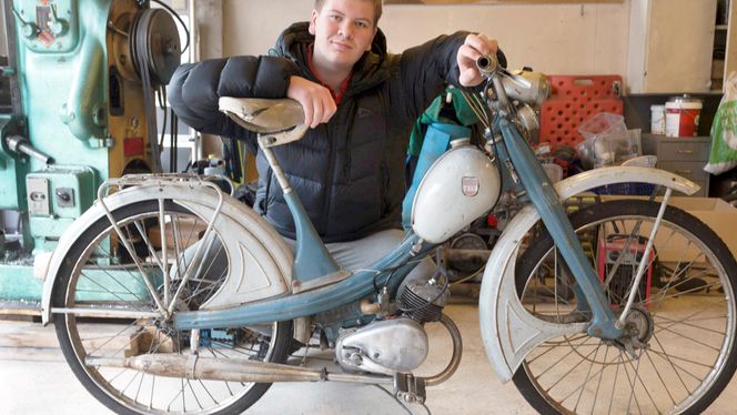 Farens gamle moped skrudde yngstemannen fra hverandre og satte den sammen igjen til nytt liv. Foto: Håvard Solerød