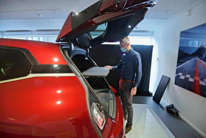 Så langt ut kan man ha bagasje, forklarer BMW Norges Marius Tegneby. Foto:  Mathias Klingenberg