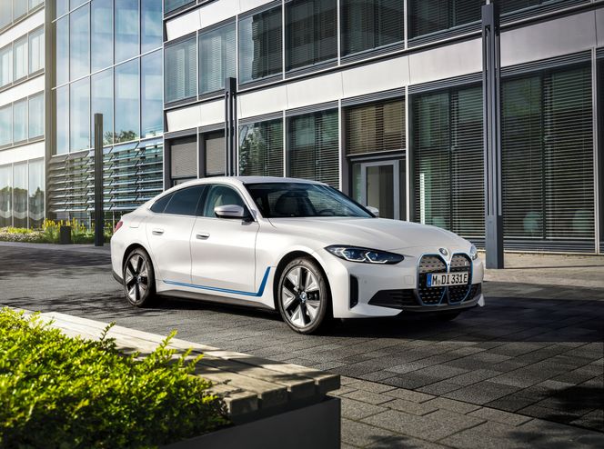 BMW i4 er en femdørs sedan. Foto: BMW