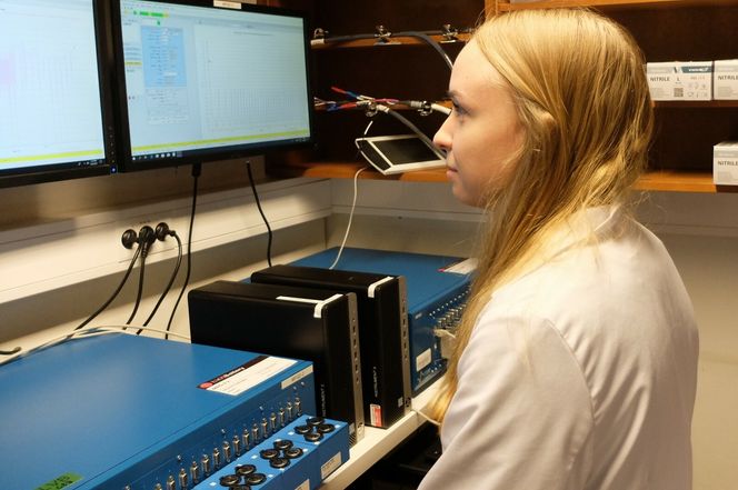 Carina Geiss følger med på hvordan testbatteriene klarer seg. Foto: Eivind Torgersen/UiO