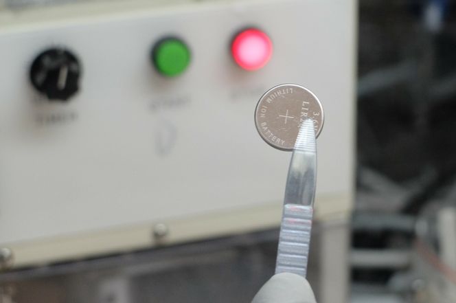 Utenpå står det at dette er et litiumionebatteri, men det er det ikke. Det er et natriumionebatteri som Anders Brennhagen har bygget. Foto: Eivind Torgersen/UiO