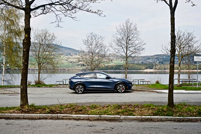 Bakkeklaringen på 14,5 centimeter er nokså beskjeden. Her står bilen ved Mjøsa. Foto: Mathias Klingenberg