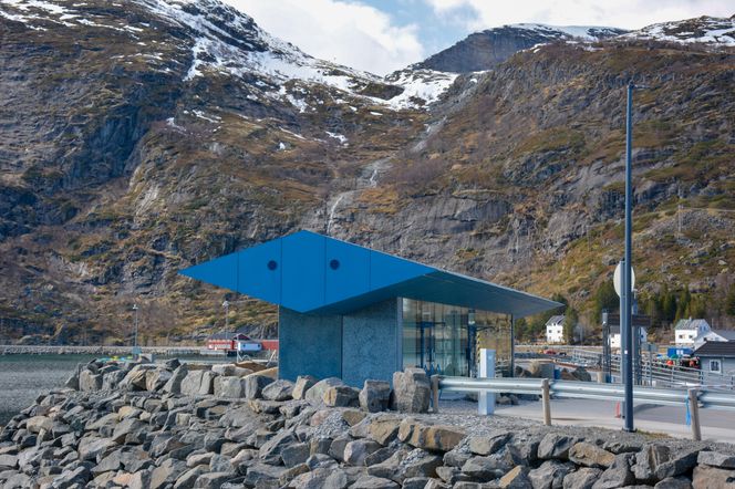 Servicebygget på Moskenes fergekai, Najonal turistveg Lofoten. Nytt anlegg, bildedato 3. mai 2021. Arkitekt: Vardehaugen Arkitekter AS. Foto: Hugo Fagermo Foto: Hugo Fagermo