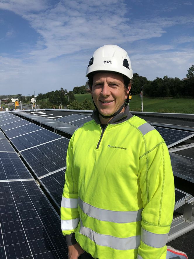 Prosjektleder i Solcellespesialisten Ulrik Rør forteller den nye distribunalen til REMA 1000 har en profil som gjør at solceller er desidert best egnet.