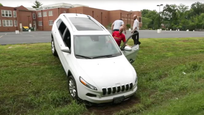 Sommeren 2015 ble denne bilen hacket så den kjørte av veien. Chrysler tilbakekalte 1,4 millioner biler for å sikre sin programvare bedre. Foto: Wired/YouTube