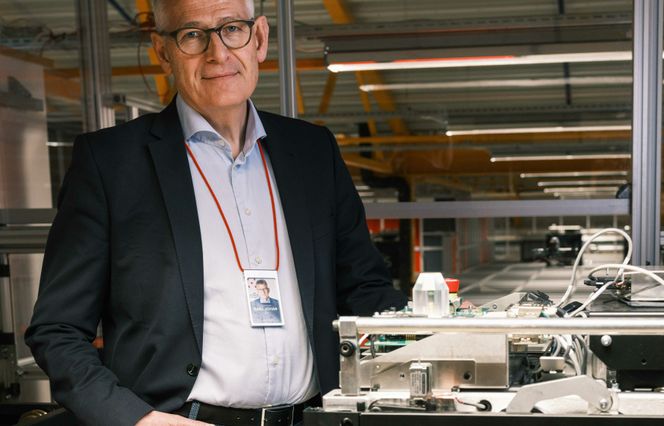 Karl Johan LIer ved en av de nye Blackline-robotene. Materialer og systemer testes hver eneste dag for å finne forbedringer. Foto: Ivar Fjeldheim