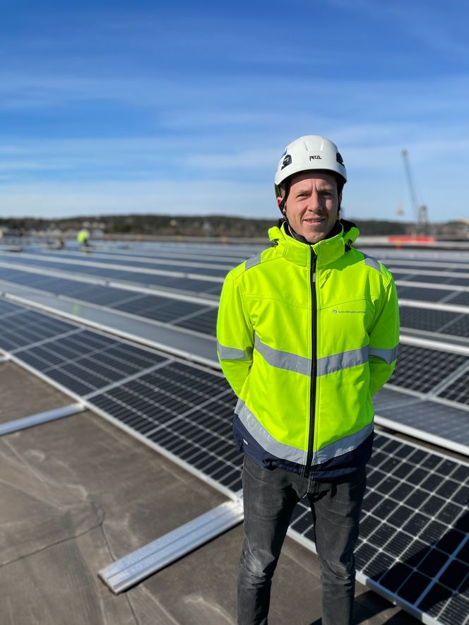 MODULÆRT: – Batterisystemet er en standardvare hos oss med kort leveringstid, og vi har design og løsninger klare for å levere, forteller prosjektleder Ulrik Rør i Solcellespesialisten Foto:  Solcellespesialisten