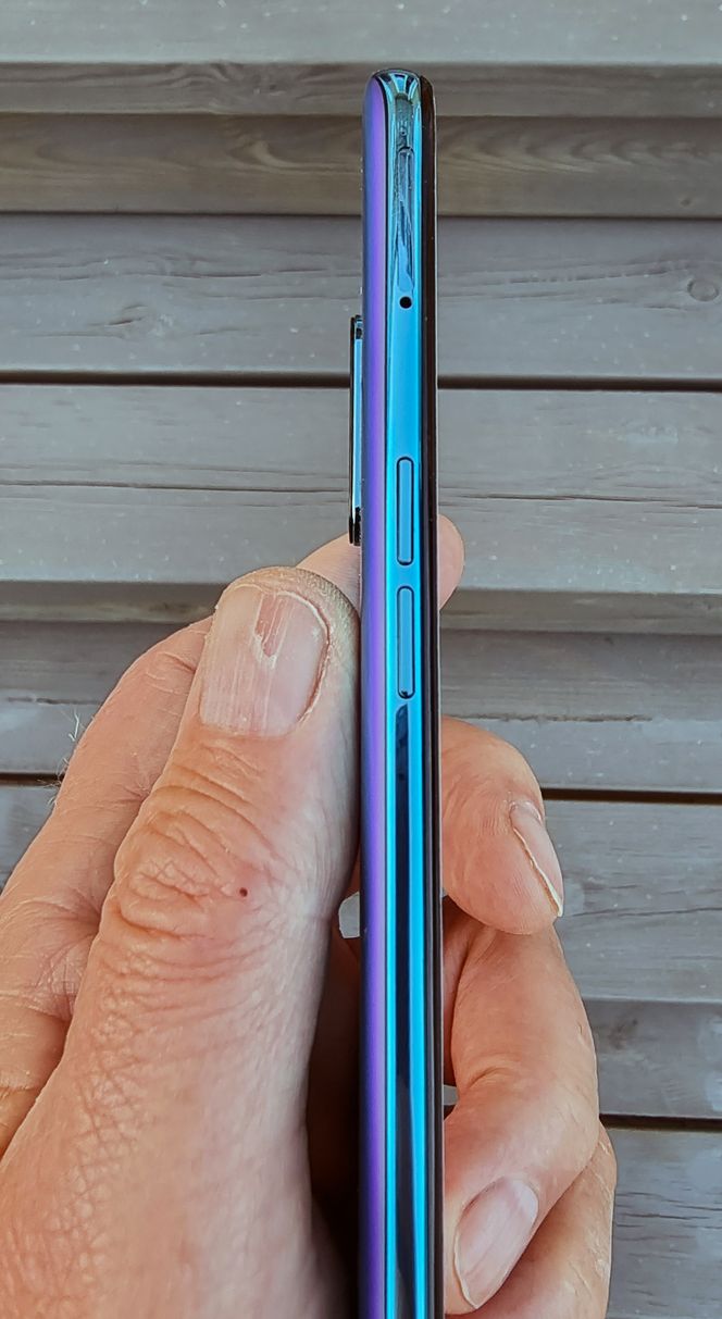 Tynn: Nye Nord CE 5G fra OnePlus har slanket seg mye og blitt lettere sammenliknet med forrige modell. Foto: Odd Richard Valmot