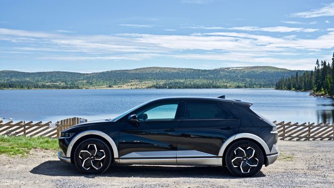 Hyundai Ioniq 5 ved Sjusjøen. Foto:  Mathias Klingenberg 