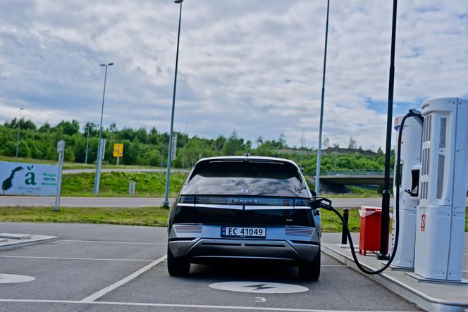 Hyundai Ioniq 5 lader ved Ionity Dal. Foto: Mathias Klingenberg 