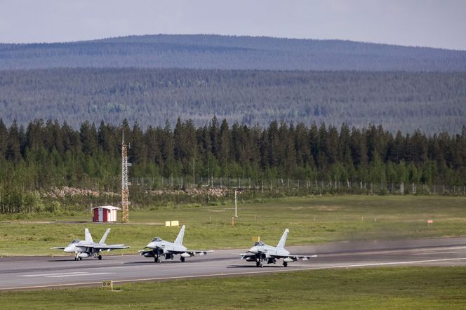 To tyske Eurofighter Typhoon og et finsk F/A-18C Hornet sammen på rullebanen på Rovaniemi flyplass. Foto: Tiina Möttönen/Ilmavoimat