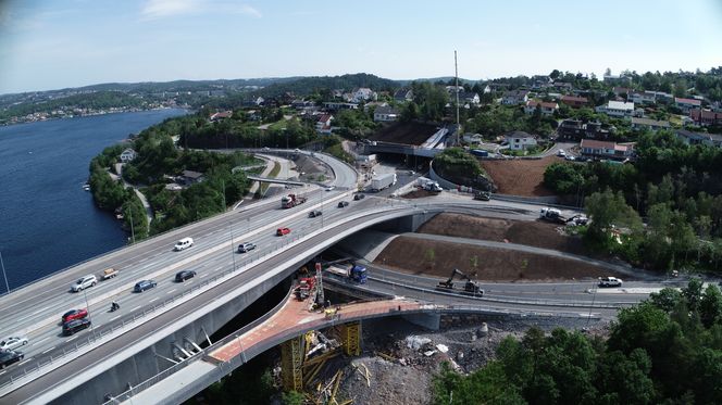 Det har gått med 23.000 kubikkmeter betong og 5.500 tonn armeringsjern under byggingen av Varoddbrua. Foto:  Statens vegvesen/Anleggsdata AS