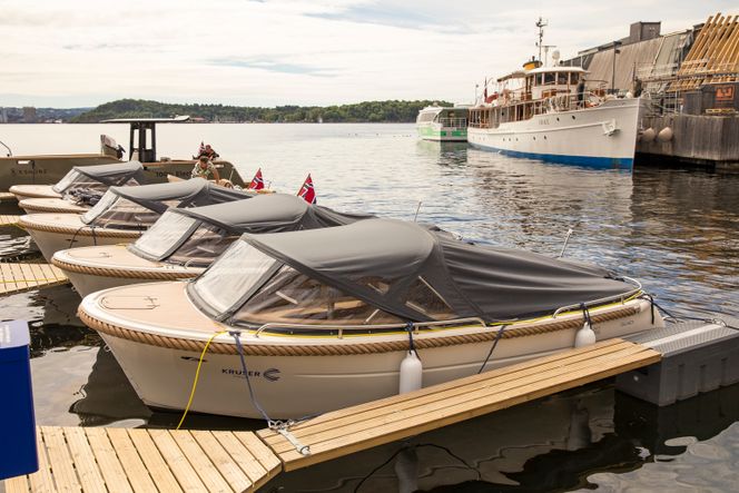Vestland fylkeskommune ga tilleggspoeng til dem som kunne kombinere bil- og båtlading i sin siste tildeling. Her fra åpningen av Norges første elbåthavn i sommer. Foto:  BKK