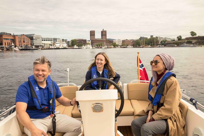 – Et røft anslag er at båtene våre kan kjøres i seks til syv timer. Men det er ingen som har kjørt seg tomme så langt, forsikrer Christer Ervik (t.v.), daglig leder i elbåtutleie-selskapet Kruser. F.v. Maria Bos fra Plug og Mawra Mahmood fra Elbilforeningen. Foto: BKK