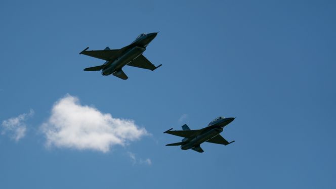 F-16 680 forlater Kjeller som siste fly på fasevedlikehold, og får følge av F-16B 689 et ørlite stykke på veien. Foto: Eirik Helland Urke