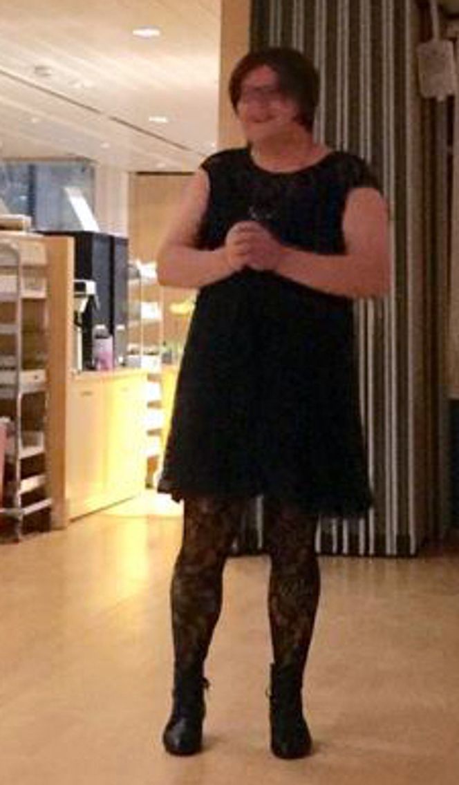 Elin Stillingen kom til julebordet i 2016 i en blå kjole fra H&M. Foto:  Privat