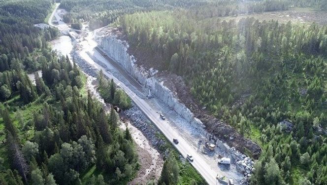 Hele anlegget sett fra nordøst. Den gamle S-svingen og smale gamlebrua ses godt her Foto: Geir Skjold-Johnsen, Statens vegvesen