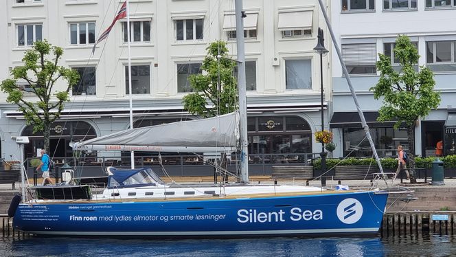 Seiler: Denne seilbåten fra Silent Sea er helt elektrifisert og den lader batteriene med solceller. Foto:  Odd Richard Valmot