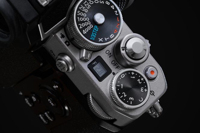 Nikon Z fc har klassiske kontrollhjul inspirert av FM2. Foto: Nikon
