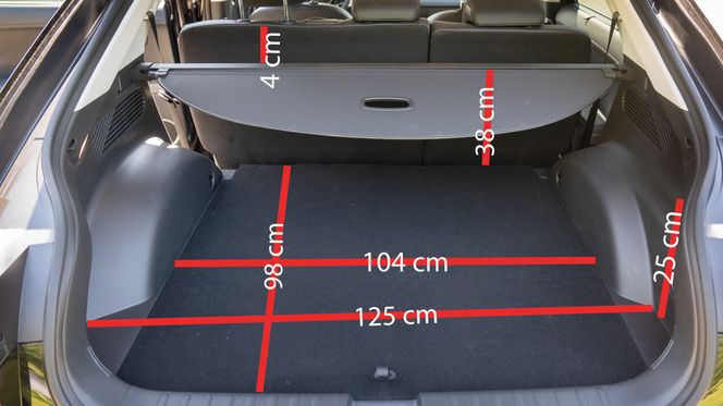 Omtrentlige mål i bagasjerommet. Merk at dimensjonene varierer ulike steder. Foto: Eirik Helland Urke (bearbeidet av Klingenberg)