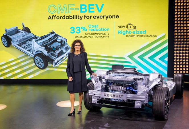 Renault-ingeniør Laurence Excoffon viser Renault-Nissan-Mitsubishi-alliansens plattform for rimelige elbiler. Foto: OLIVIER MARTIN GAMBIER omg.omg@w