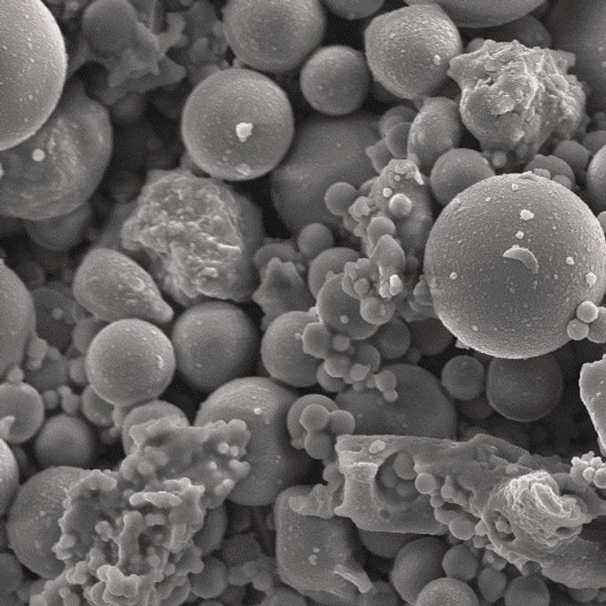 Mikroskop-bilde av flygeaske, som er det mest brukte substituttet for sement. Flygeaske har to ulemper, det stammer fra kullkraft og er således medskyldig i CO2-utslipp. Den andre er at det blir stadig mindre flygeaske tilgjengelig.