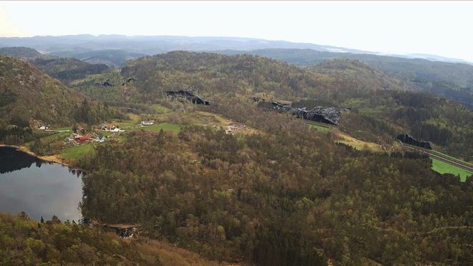 Ny E39 føres frem gjennom et kupert terreng. Illustrasjonen viser veien passerer sør for grenda Hageland i Lindesnes. Foto: Nye Veier
