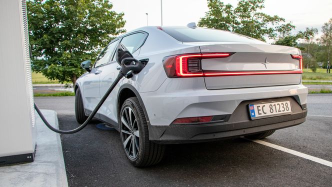 Polestar 2 lader med inntil 116 kilowatt. Foto: Marius Valle