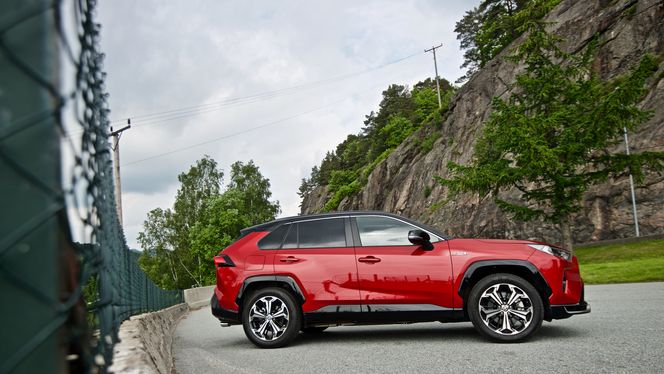 Toyota RAV4 ved Trysfjorden. Foto: Mathias Klingenberg