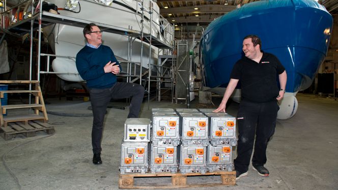 Fem slike batteripakker settes inn i en ordinært Selfa-sjark, og nå er har daglig leder Tore Johansen og teknisk sjef Ivar Jakobsen god trøkk på båtbyggeriet på Rødskjær i Harstad. Foto: Erik Jenssen