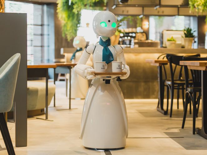 Alter-ego robot OriHime-D serverer mat til gjestene. Den fjernstyres av mennesker som av ulike grunner ikke kan forlate hjemmene sine. Foto: Dawn Avatar Robot Cafe