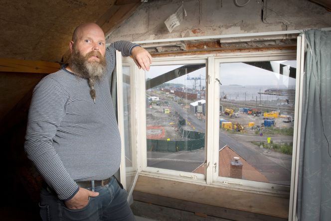 – Får vi Bane Nor og kommunen til å utrede den alternative traseen, blir besparelsen for Norge A/S enorm, sier Trond Johnsen. Han er en av de nærmeste naboene til jernbaneutbyggingen. Foto: Sverre Christian Jarild