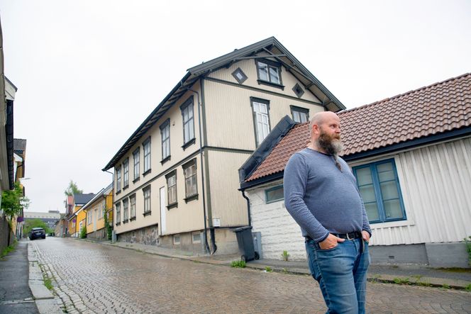 – Da de begynte å snakke om dette første gang i Moss avis for nesten tredve år siden, var det et byggeprosjekt til 400 millioner og det skulle rives 14 hus. Nå er fasiten at de rev 121 hus. De rev den eldste bydelen her, og ingenting har blitt tatt vare på. Alt har gått i kverna, sier nabo og byggmester Trond Johnsen. Foto: Sverre Christian Jarild