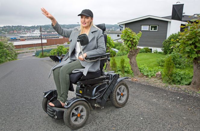 Karen Olaussen bor på ustabil kvikkleiregrunn i en bratt bakke ned mot Bane Nors byggegrop og fjorden. Hun etterspør mer informasjon om hvor ofte de overvåker kvikkleiren. Foto: Sverre Christian Jarild