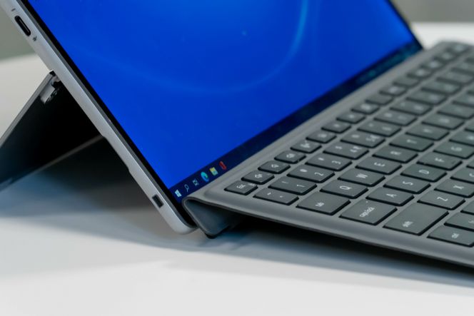 Tastaturet brettes opp slik at man frå en mer ergonomisk skriveopplevelse, bak bretten er også styrepennen skjult. Foto: Oskar Hop